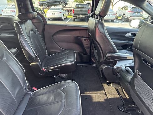 Used 2025 Chrysler Pacifica Limited FWD image 31