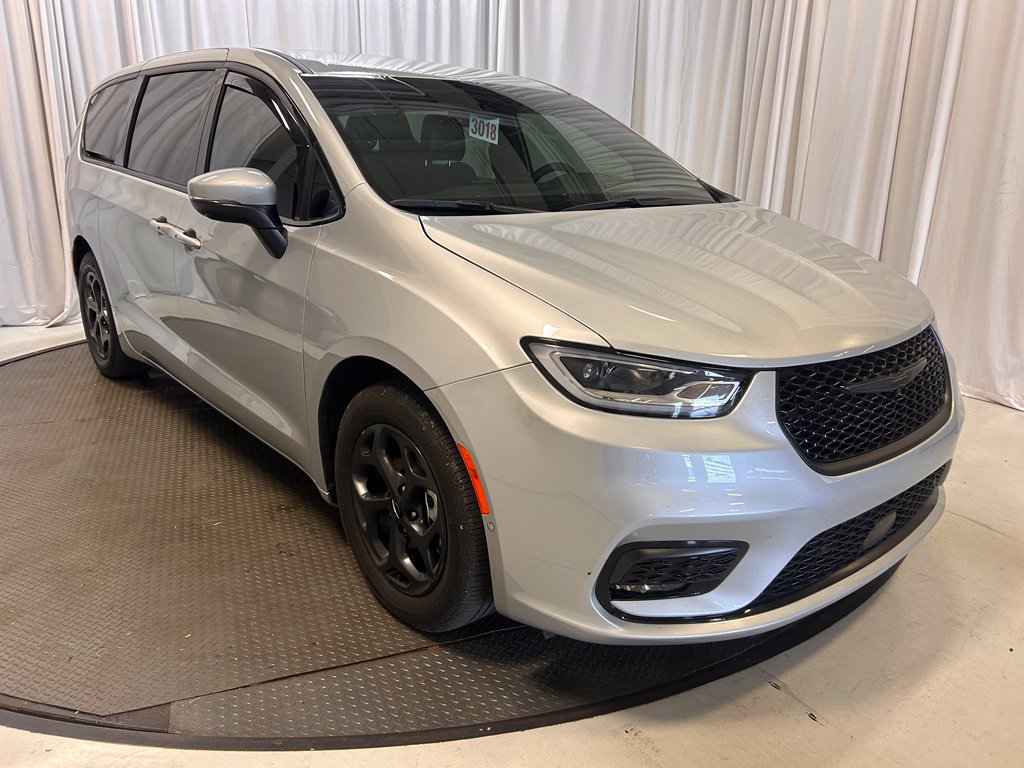 Used 2023 Chrysler Pacifica Touring-L w/ Uconnect Theater Family Group FWD image 26