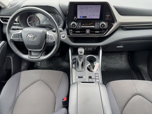 Used 2024 Toyota Highlander LE FWD image 12