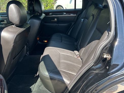 Used 2008 Lincoln Town Car Signature Limited RWD image 8
