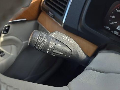 Used 2021 Volvo XC90 T6 Momentum image 45