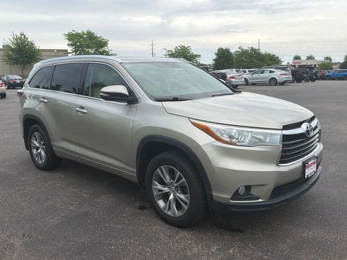 Used 2015 Toyota Highlander XLE AWD/4WD image 2