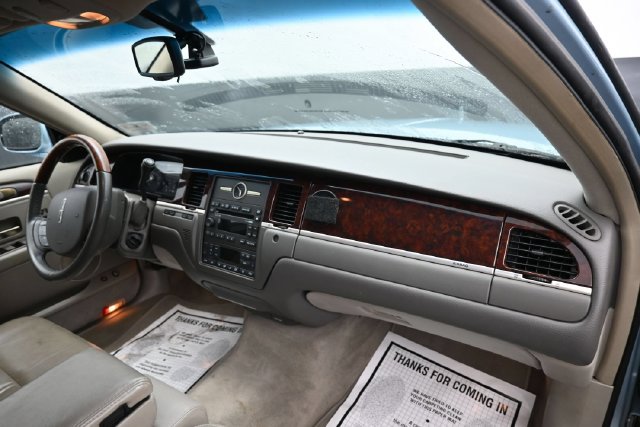 Used 2010 Lincoln Town Car Signature Limited RWD image 10