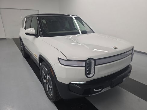 Used 2024 Rivian R1S Adventure image 7