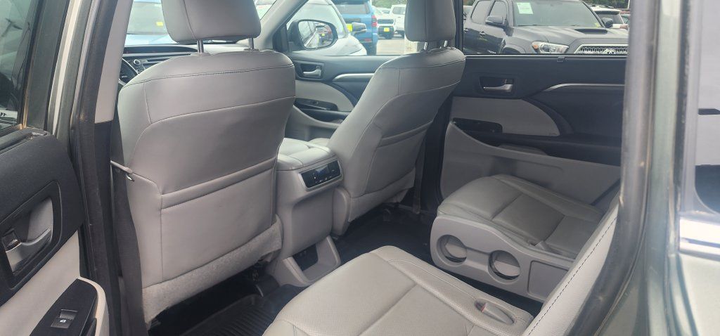 Used 2018 Toyota Highlander Limited AWD/4WD image 4
