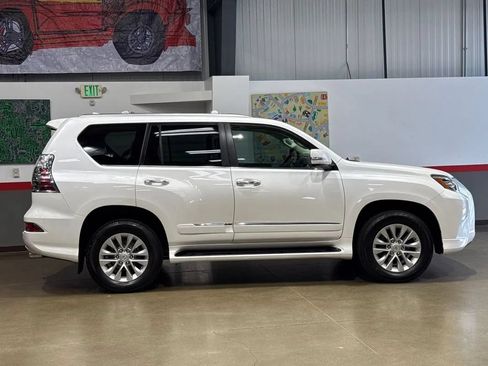 Used 2016 Lexus GX 460 w/ Premium Package AWD/4WD image 3