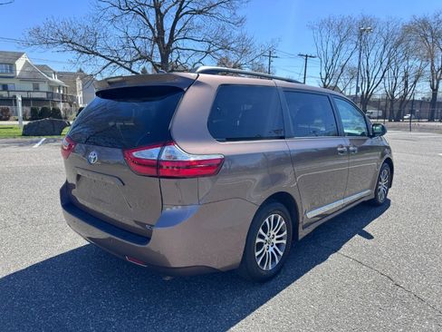 Used 2018 Toyota Sienna XLE w/ XLE Navigation Package image 7