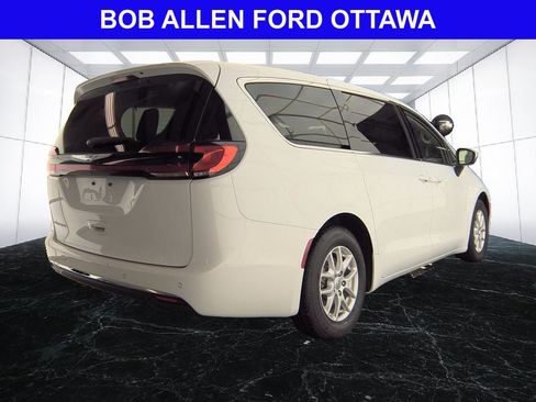 Used 2023 Chrysler Pacifica Touring-L FWD image 4