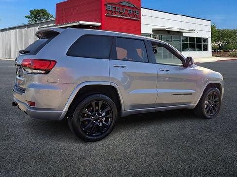 Used 2018 Jeep Grand Cherokee Altitude image 5