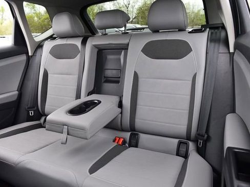 Used 2023 Volkswagen Taos SE w/ Panoramic Sunroof Package image 21