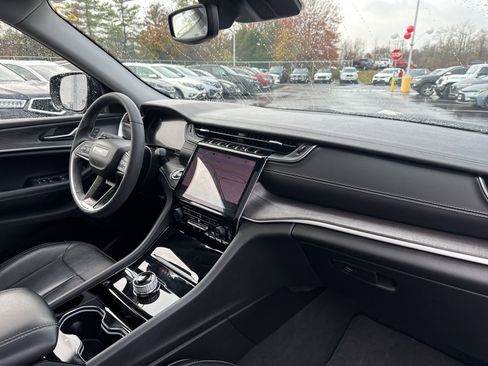 Used 2023 Jeep Grand Cherokee Limited image 16