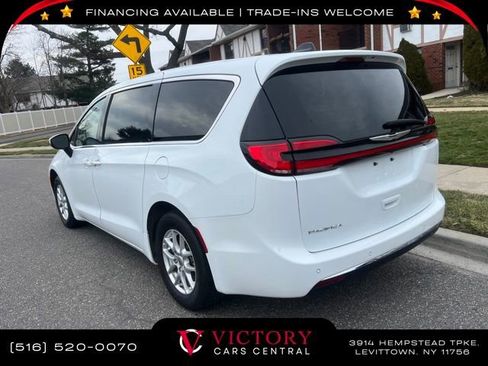 Used 2023 Chrysler Pacifica Touring-L image 6