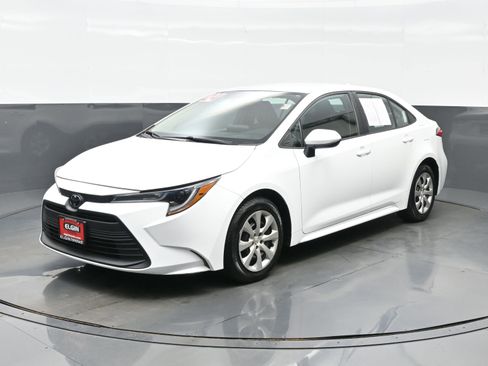 Used 2024 Toyota Corolla LE FWD image 2