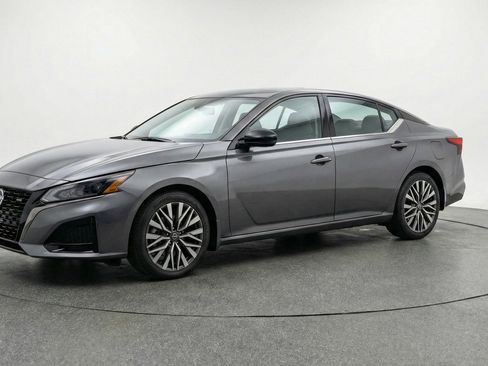 Used 2025 Nissan Altima 2.5 SV FWD image 3