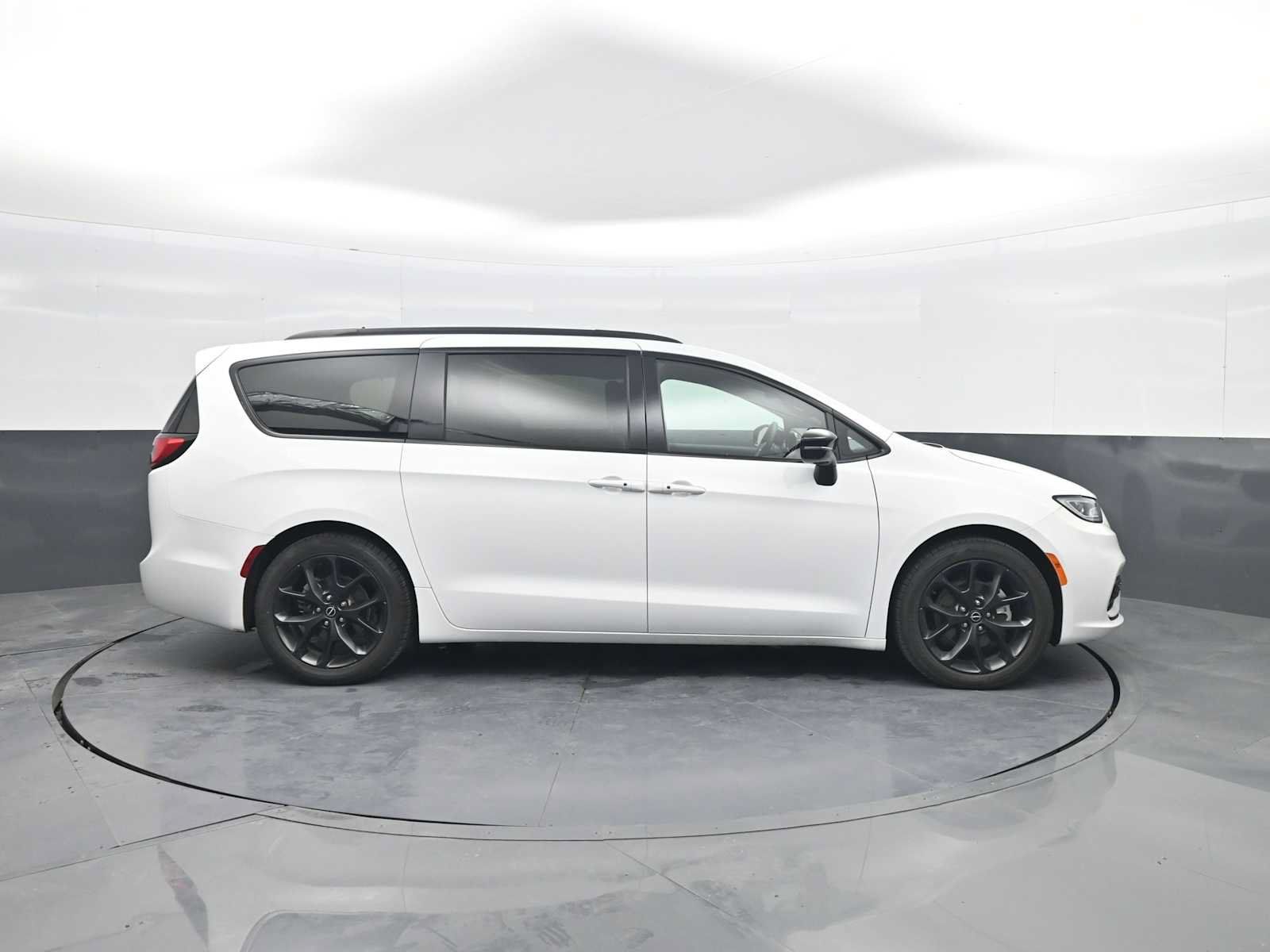 Used 2025 Chrysler Pacifica Limited FWD image 9