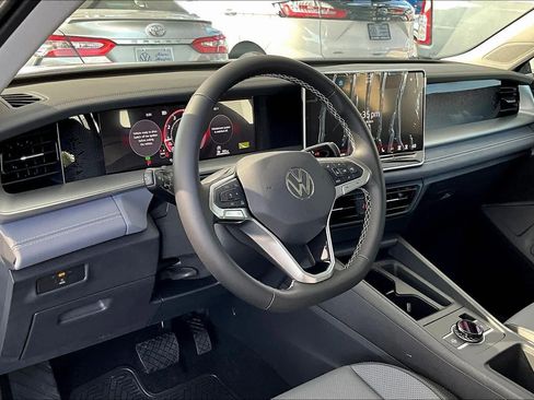 New 2026 Volkswagen Tiguan SE FWD image 8