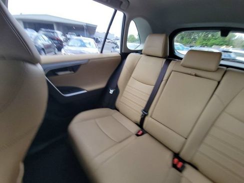 Used 2019 Toyota RAV4 Limited FWD image 4