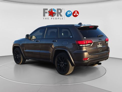Used 2018 Jeep Grand Cherokee Altitude RWD image 3