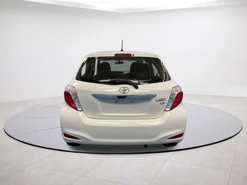 Used 2012 Toyota Yaris 4-Door Hatchback image 5