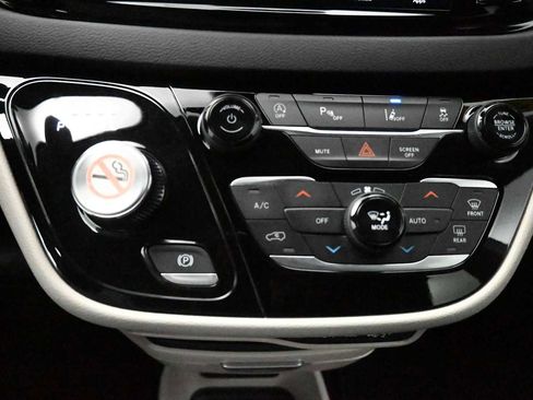 Used 2023 Chrysler Pacifica Touring-L FWD image 21
