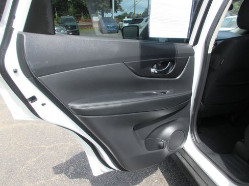 Used 2017 Nissan Rogue S FWD image 12