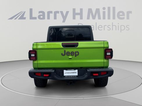 Used 2025 Jeep Gladiator Rubicon w/ Convenience Group AWD/4WD image 2