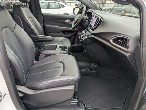 Used 2025 Chrysler Pacifica Select image 30