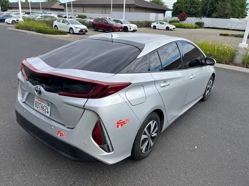 Used 2017 Toyota Prius Prime Advanced w/ Carpet Mat Package FWD image 5