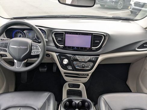 Used 2023 Chrysler Pacifica Touring-L FWD image 15