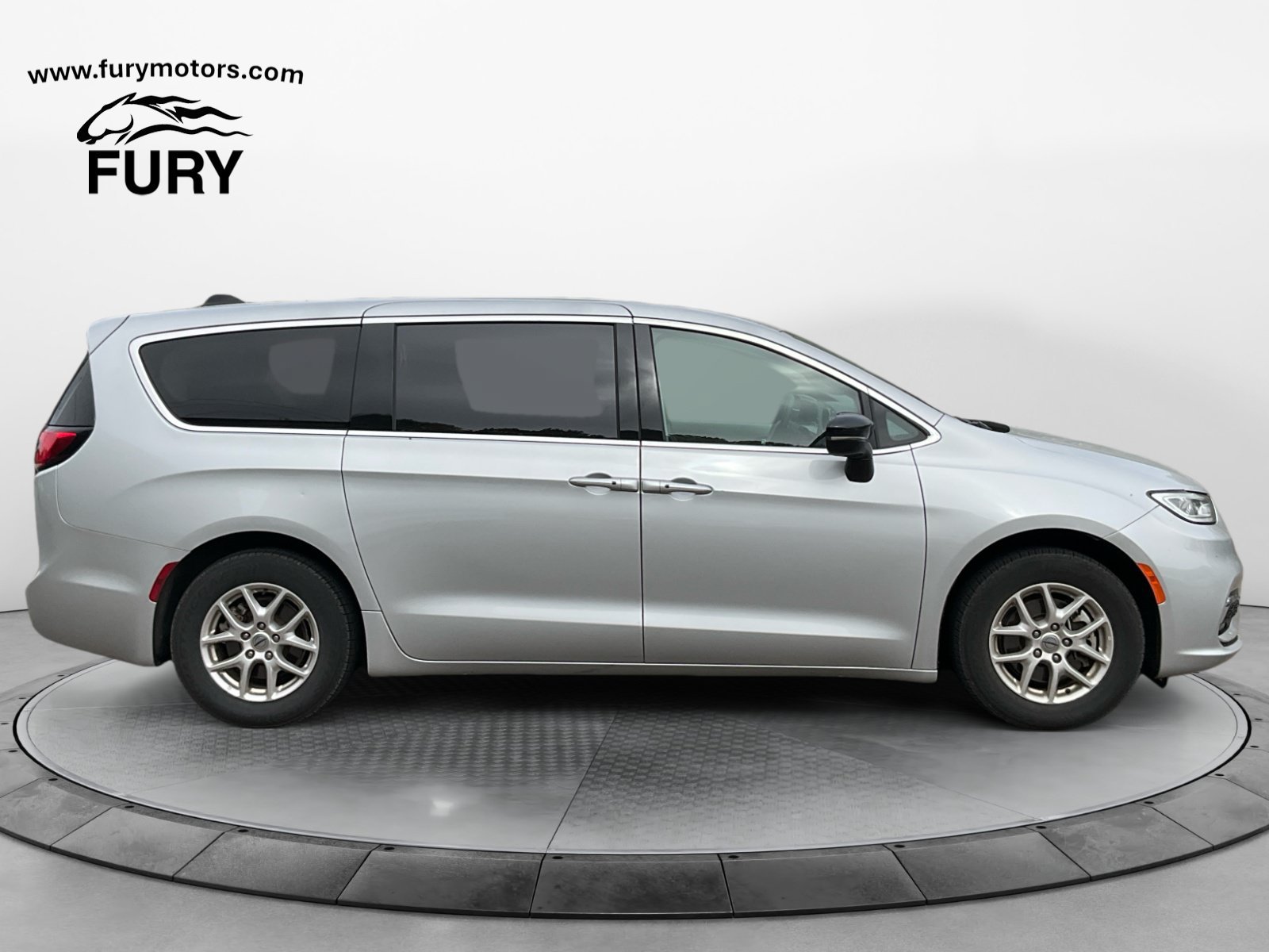 Used 2024 Chrysler Pacifica Touring-L FWD image 3