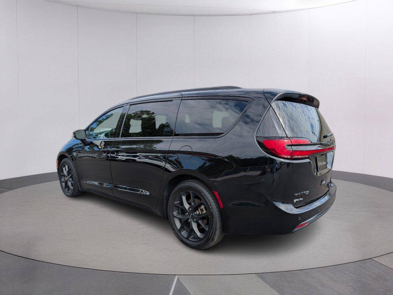 Used 2025 Chrysler Pacifica Limited FWD image 5