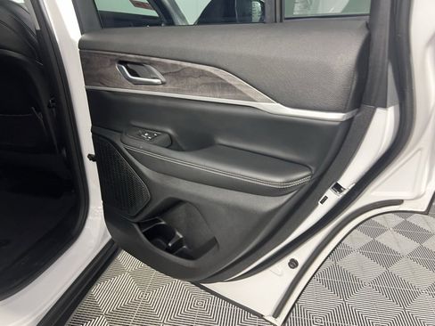 Used 2023 Jeep Grand Cherokee Limited w/ Black Appearance Package image 30