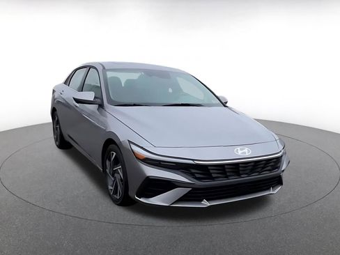 Used 2025 Hyundai Elantra SEL image 3