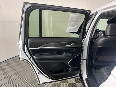 Used 2022 Jeep Grand Cherokee L Limited w/ Black Appearance Package AWD/4WD image 39