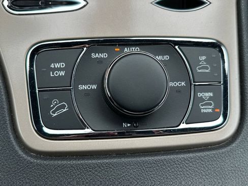 Used 2016 Jeep Grand Cherokee Overland w/ Advanced Technology Group AWD/4WD image 28
