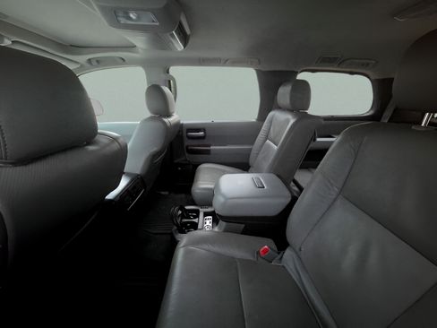 Used 2017 Toyota Sequoia Platinum AWD/4WD image 4