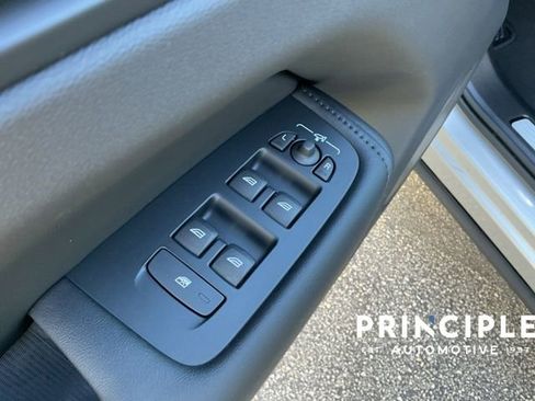 Certified 2025 Volvo XC60 B5 Core image 24