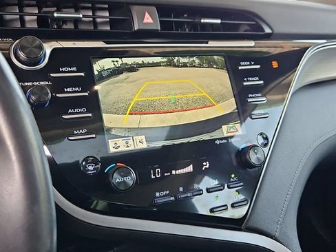 Used 2020 Toyota Camry SE w/ Sunroof Package FWD image 17