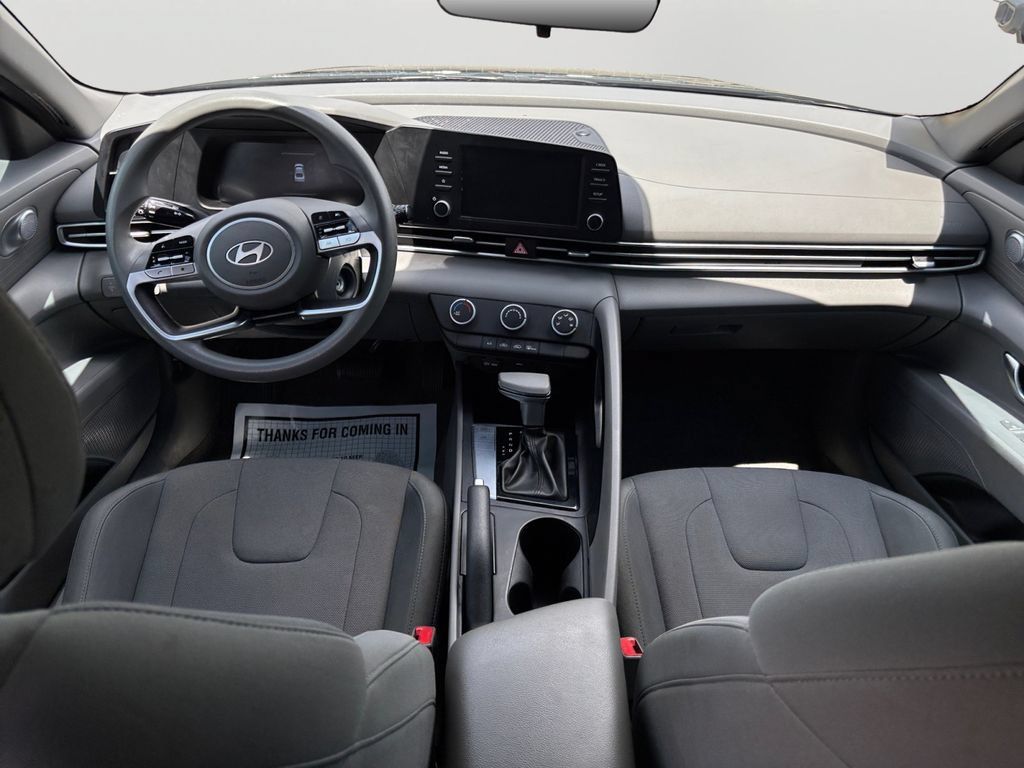 Used 2025 Hyundai Elantra SE FWD image 17