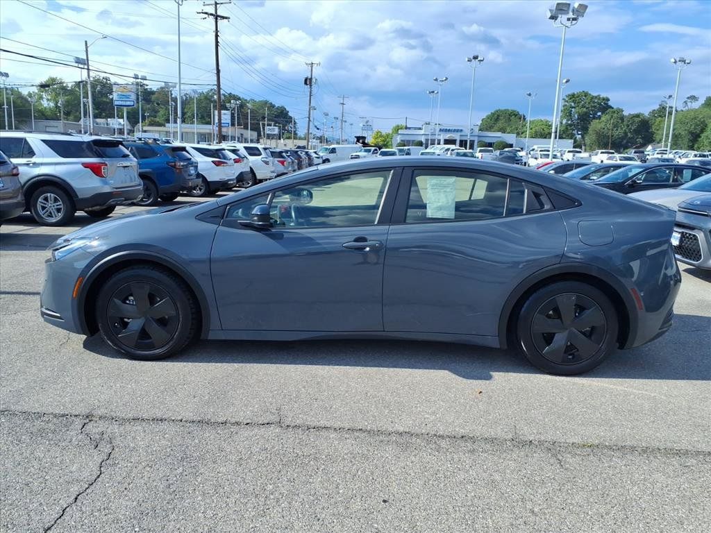Used 2024 Toyota Prius LE FWD image 7