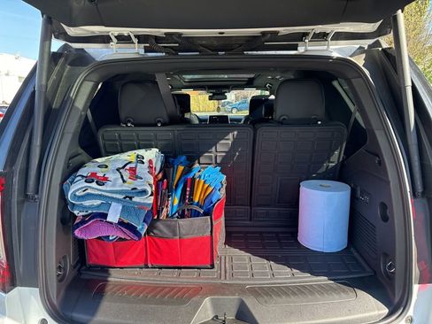 Used 2023 GMC Yukon SLT w/ SLT Premium Package image 13