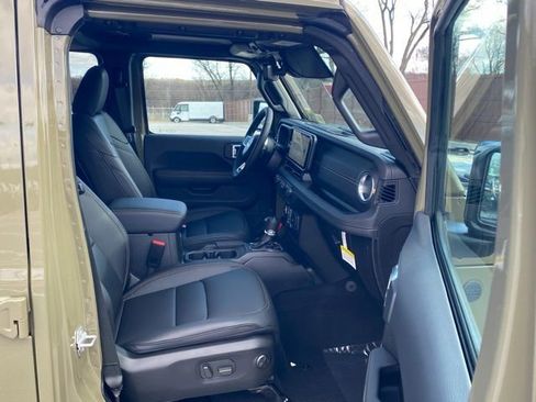 New 2026 Jeep Wrangler Unlimited Sahara AWD/4WD image 30
