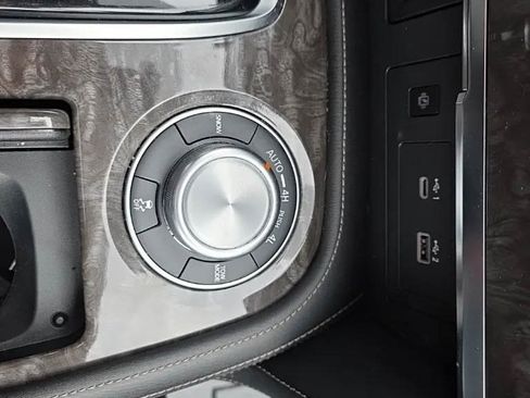 Used 2022 Nissan Armada Platinum w/ Captain's Chairs Package image 39