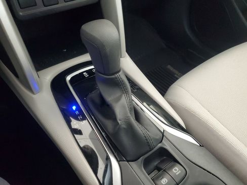 Used 2025 Toyota Corolla Cross L image 32