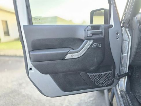 Used 2016 Jeep Wrangler Unlimited Rubicon w/ Connectivity Group AWD/4WD image 29