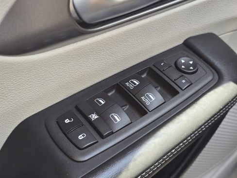 Used 2024 Chrysler Pacifica Touring-L image 23