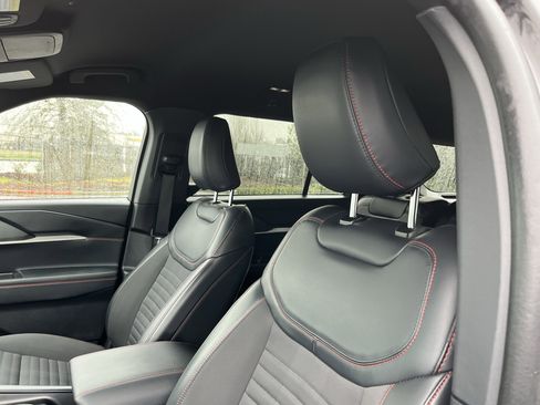 Used 2025 Ford Explorer ST-Line w/ ST-Line Street Pack image 16