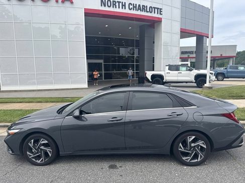 Used 2025 Hyundai Elantra Limited FWD image 4
