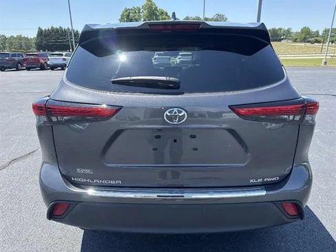 Used 2022 Toyota Highlander XLE AWD/4WD image 5