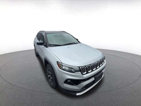 Used 2025 Jeep Compass Limited AWD/4WD image 3